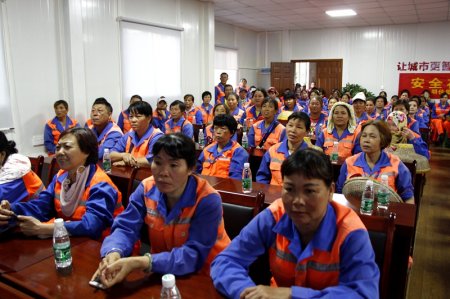 集團(tuán)公司黨支部組織一線員工集中觀看《厲害了，我的國》